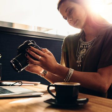 filmora 8 wondershare video editing software woman with camera in front of laptop sunny room